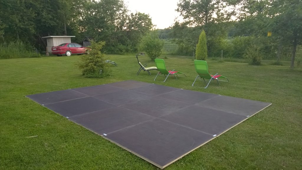 pārvietojamā grīda dārzam no bērza saplākšņa