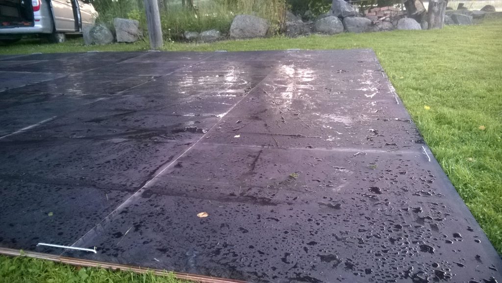 Basketbola laukuma grīda no saplākšņa
